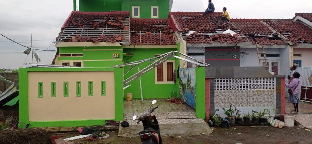 Rumah rusak angin puting beliung