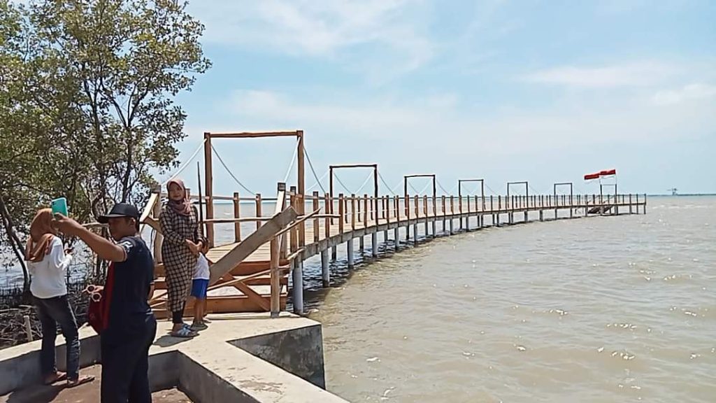 Pantai kejawanan kota cirebon