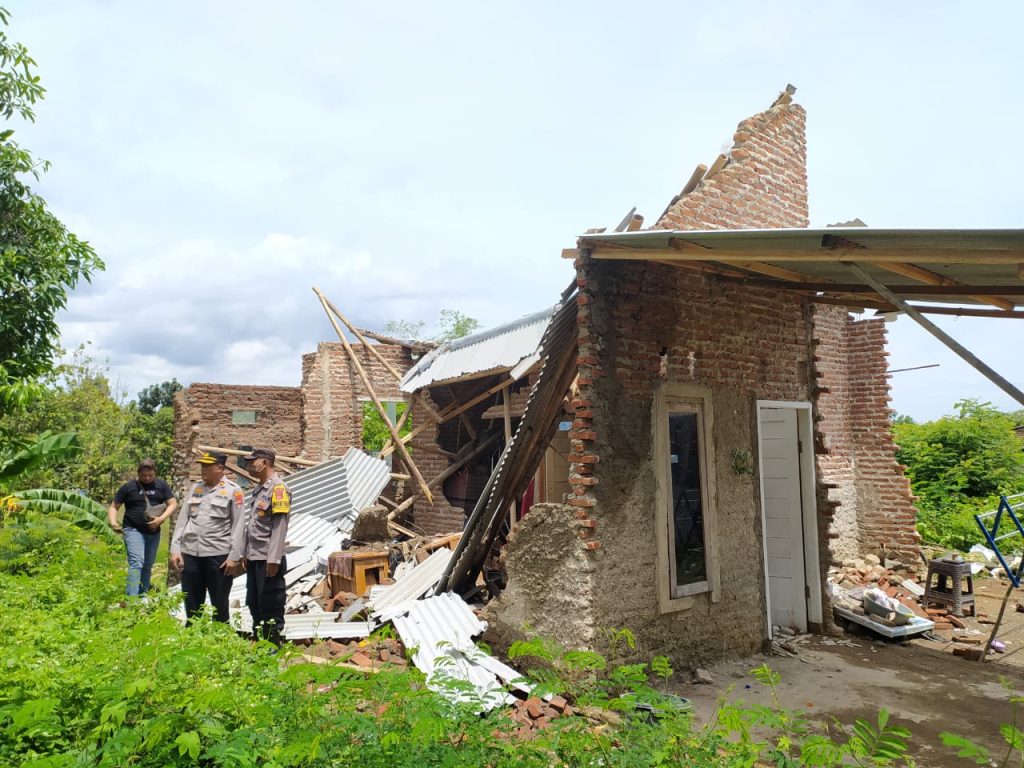 rumah ambruk hujan deras cirebon