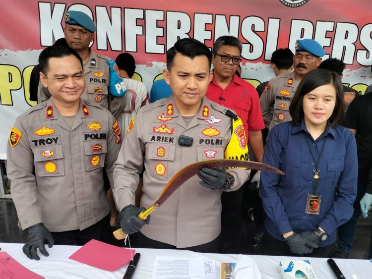 Belasan Anggota Geng Motor Keroyok 2 Pemuda Dengan Sajam - Media Cirebon