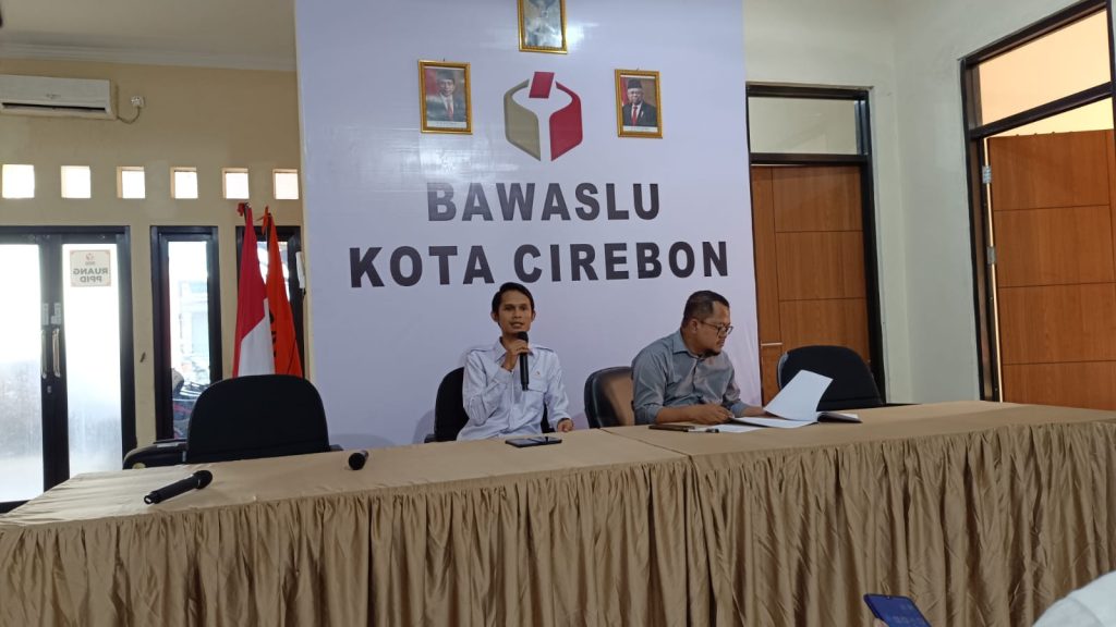 Koordiv Penanganan Pelanggaran dan Penyelesaian Sengketa (PPPS) Joharudin dan Koordiv Hukum, Pencegahan, Partisipasi Masyarakat dan Hubungan Masyarakat (HP2HM) Nurul Fajri tengah konferensi pers di kantor Bawaslu Kota Cirebon