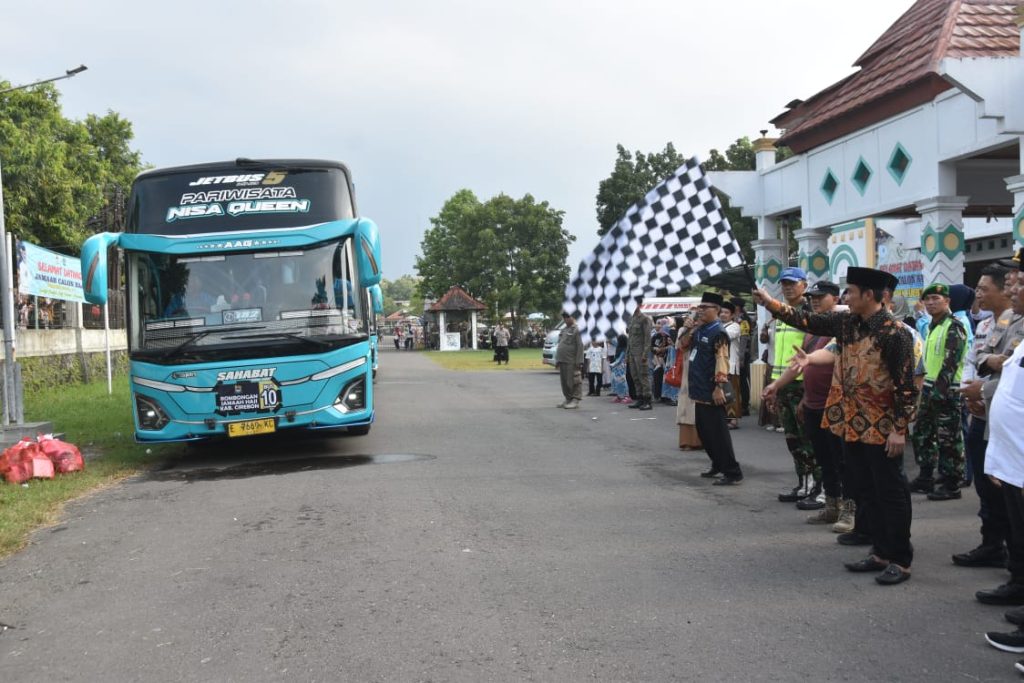 Wakil Bupati Cirebon Lepas 83 Calon Jemaah Haji, “Perjalan Haji Bukan Perjalanan Fisik, Tapi Perjalanan Hati”