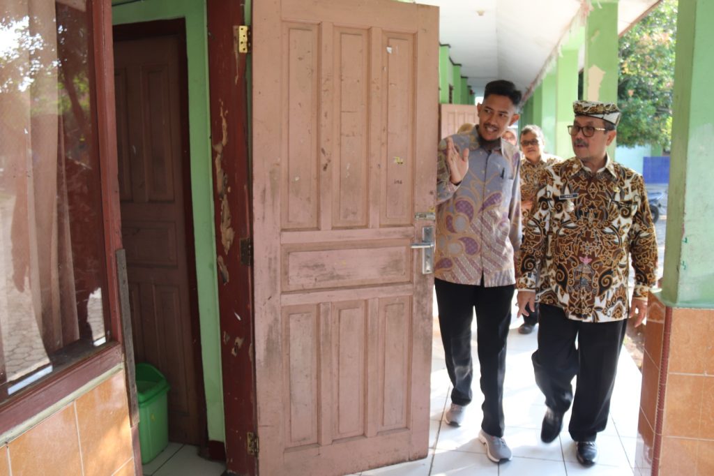 Bupati Cirebon Sidak Sekolah Rusak di Perbatasan, Janjikan Perbaikan Cepat