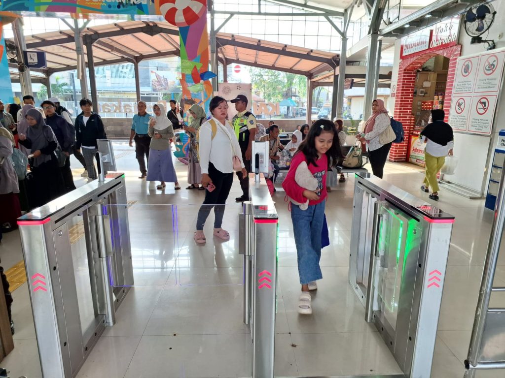 Teknologi FR Permudah Boarding di Stasiun Cirebon Prujakan