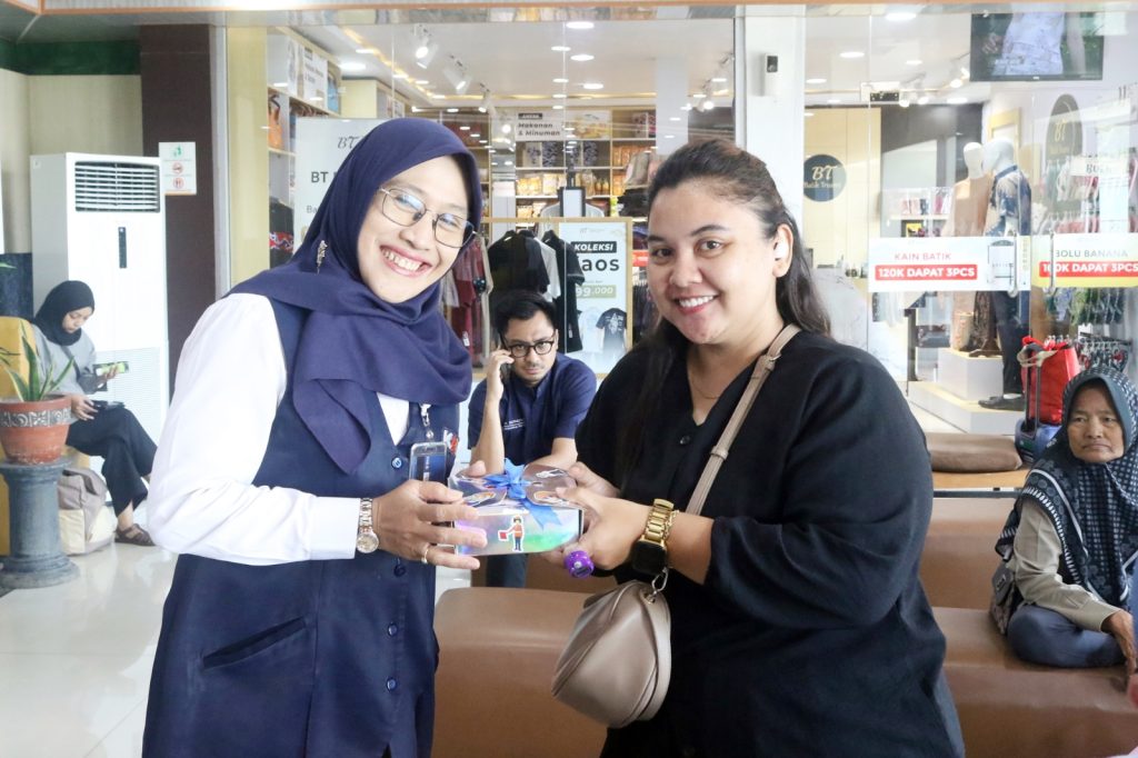 Harpelnas, Daop 3 Cirebon Bagikan Sovenir ke Penumpang