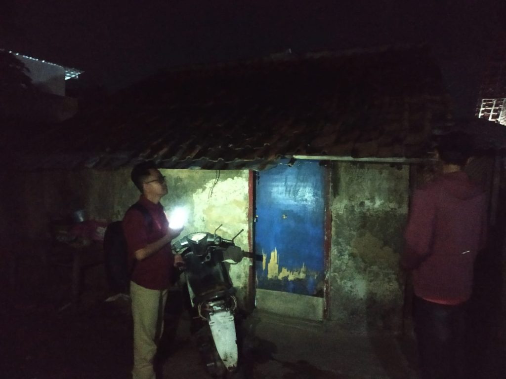 Rumah Pengangkut Sampah di Desa Tuk Cirebon Tanpa Listrik dan MCK