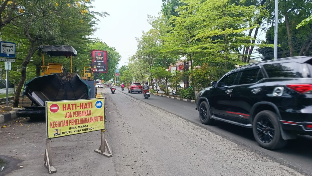 Sempat Rusak, Jalan Cipto MK Kota Cirebon Tengah Diperbaiki