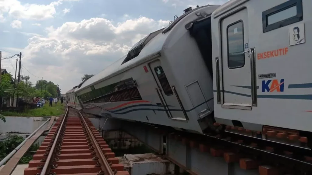 KA Purwojaya Anjlog, Sejumlah Perjalanan di Stasiun Cirebon Terlambat