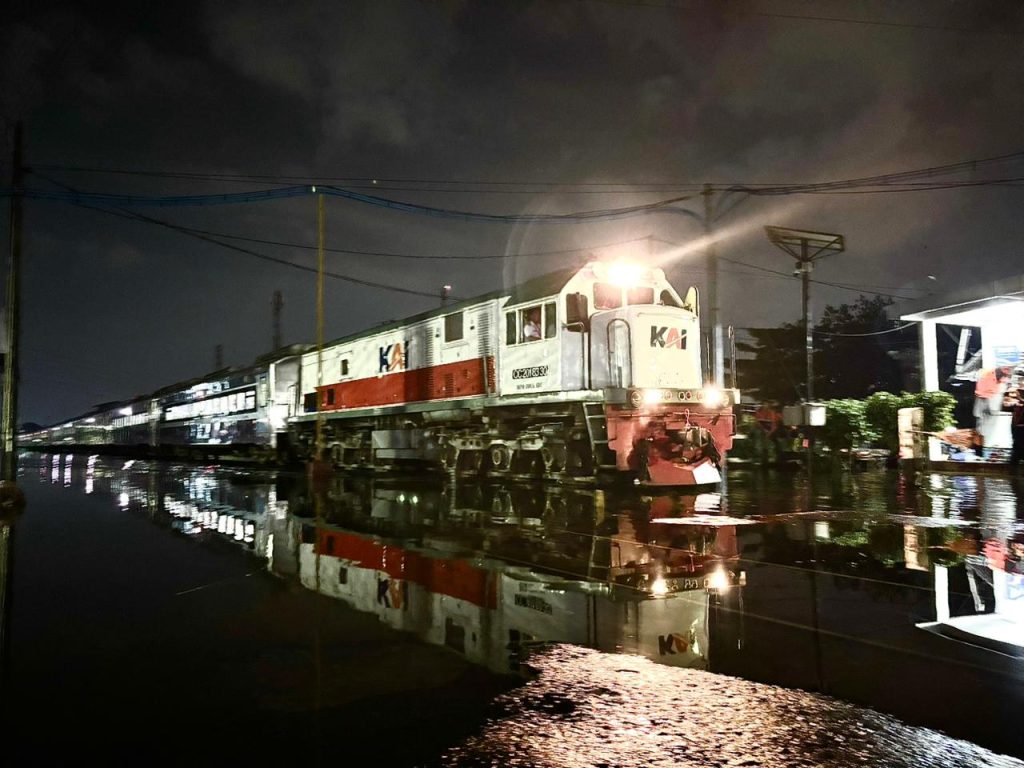 Sempat Banjir, jalur KA di Semarang Berangsur Normal