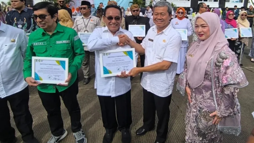 Hari Kesehatan, Perumda AM Tirta Giri Nata Raih 2 Penghargaan