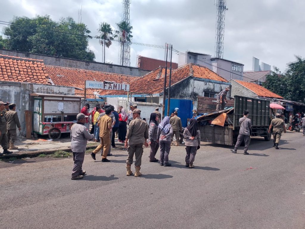 33 Lapak PKL di Depan Stasiun Cirebon Dibongkar