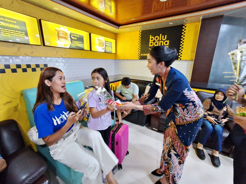 Hari Ibu, Daop 3 Cirebon Berikan Bingkisan ke Penumpang Kereta Api