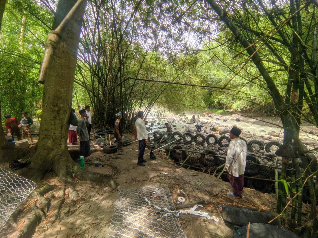 Khawatir Longsor, Warga RW 11 Bendakerep Sukarela Pasang Bronjong