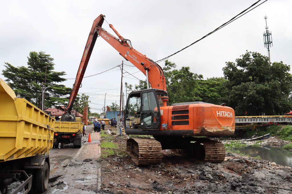 Truk Excavator Diterjunkan, Normalisasi Sungai Sukalila Dimulai