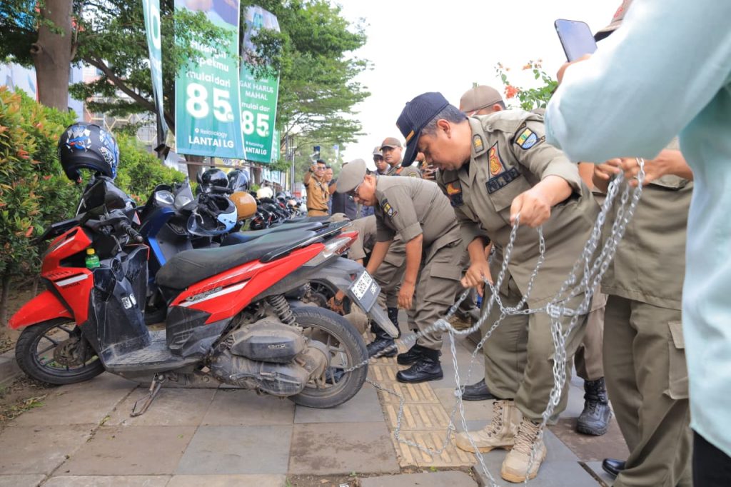 Bandel Parkir Diatas Trotoar, Satpol PP Rantai Puluhan Motor