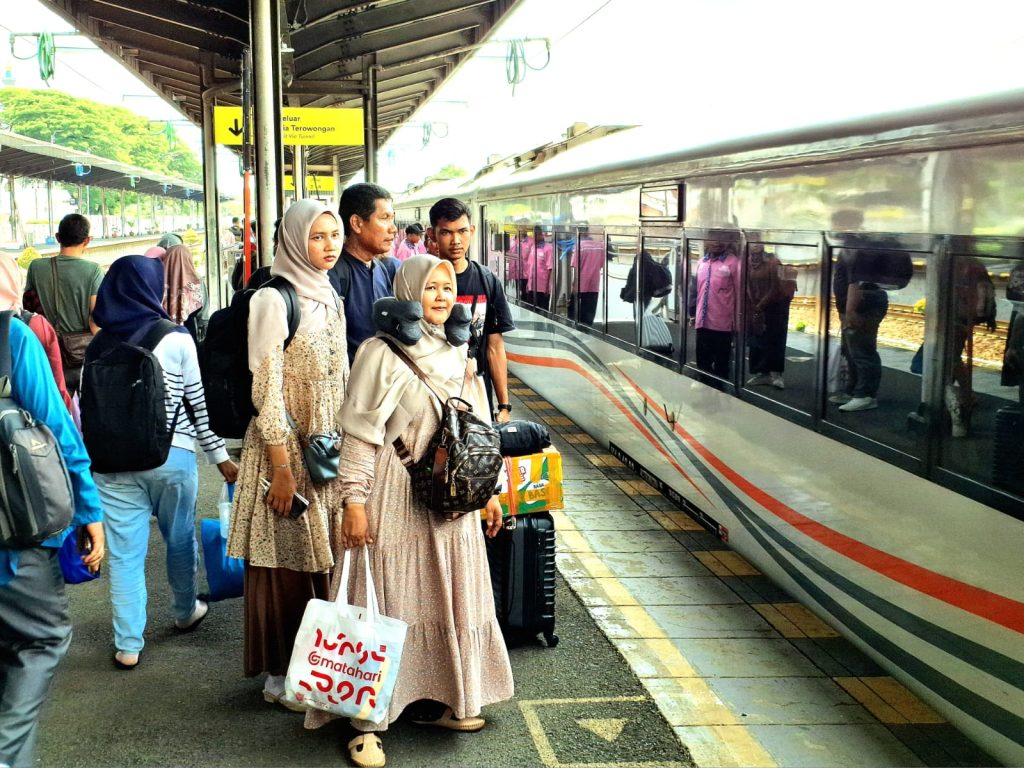 H-4 Lebaran 9 Ribu Penumpang Turun di Stasiun Wilayah Daop 3 Cirebon