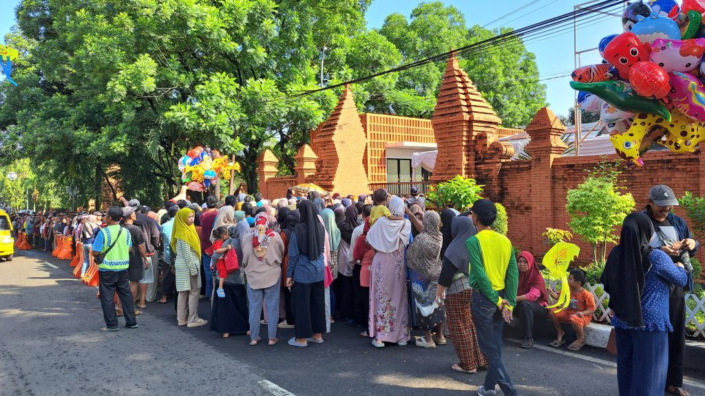 Warga Serbu Bazar Sembako Murah di Kejari Kabupaten Cirebon